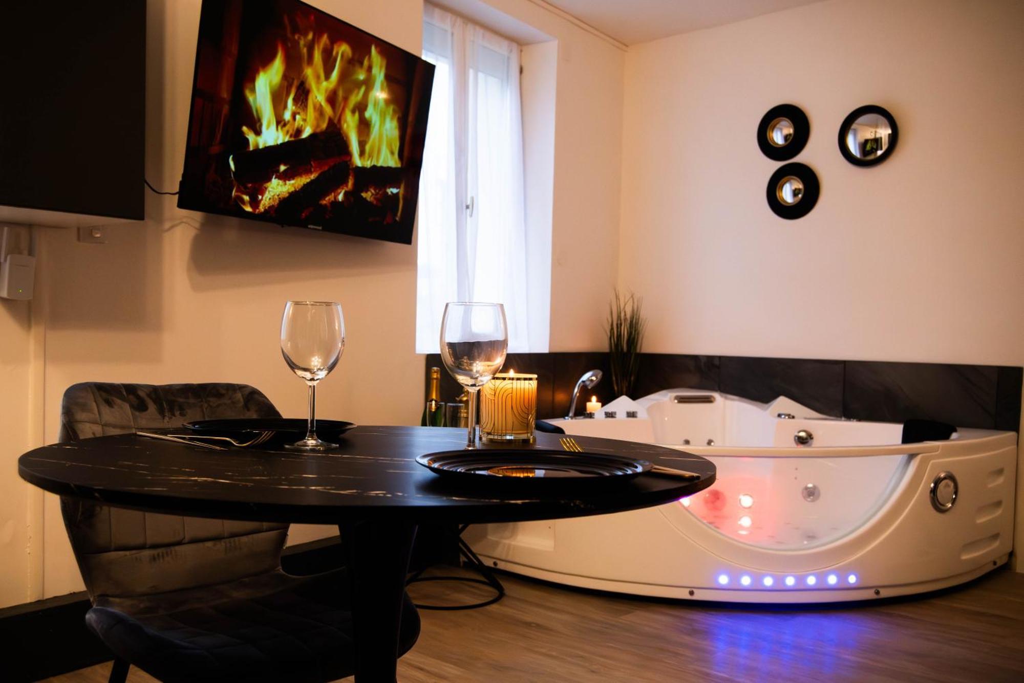 Suite Romantique Jacuzzi Мулен Экстерьер фото